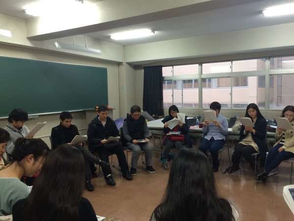「翻訳詩の朗読会」母語で書かれた詩を翻訳して、留学生や日本人学生の前で朗読