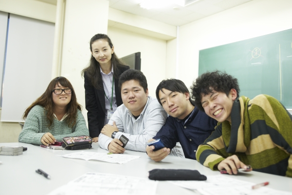 実業界や官界出身の実務経験豊富な教授陣が教壇に立つ