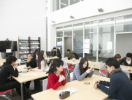 留学生や日本人学生と交流できるスペースを各キャンパスに設置。