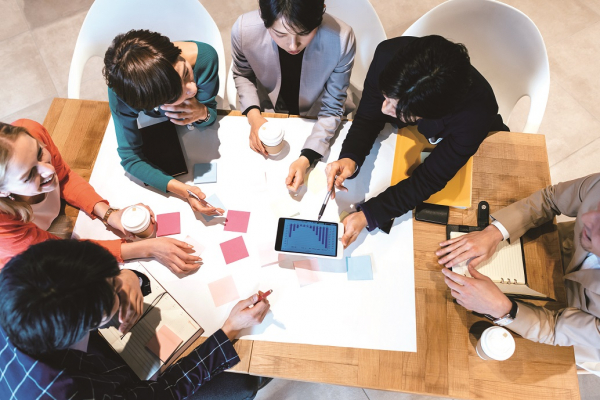 アントレプレナーシップ学科には「座学」だけの授業はありません。体験的に学ぶことを基本としており、グループ学習や事例研究、学生同士や講師陣との対話、ゲストスピーカーとの対話など、双方向に学ぶ実践中心なカリキュラムとなっています。