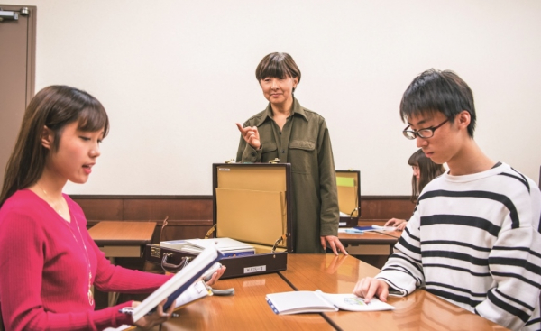 By using testing equipment, students learn about psychological test in a practical format.