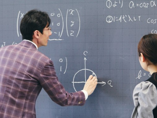 教員や同じクラスの仲間との対話を通じて、講義で学んだ内容の着実な定着を図ります。