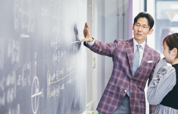 一年次の授業では学生一人一人が自分で解いてきた問題を黒板で解説します。