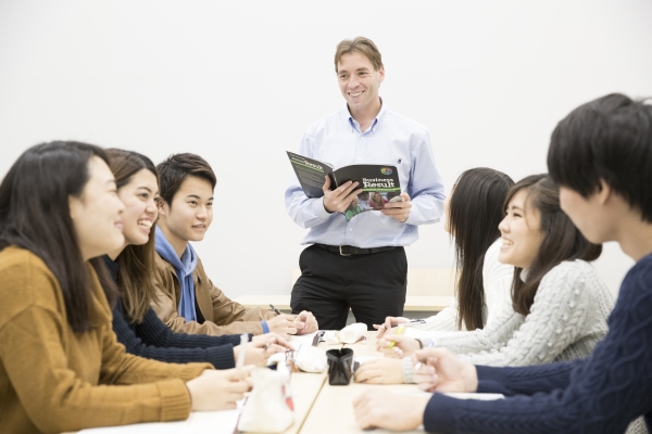 Students can also study business management in English.