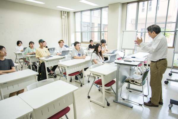 日本語能力を高める少人数制の授業