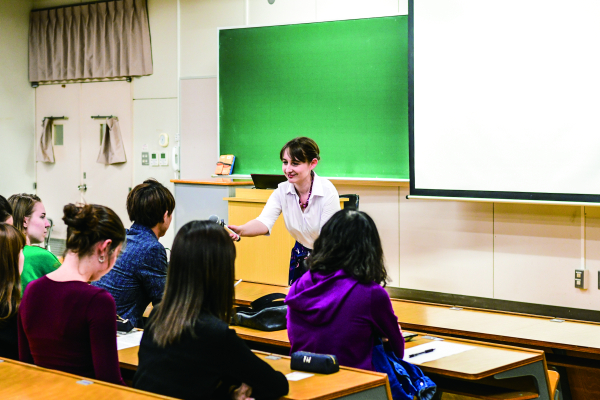 幅広い専門性と多様な文化背景をもつ教授陣