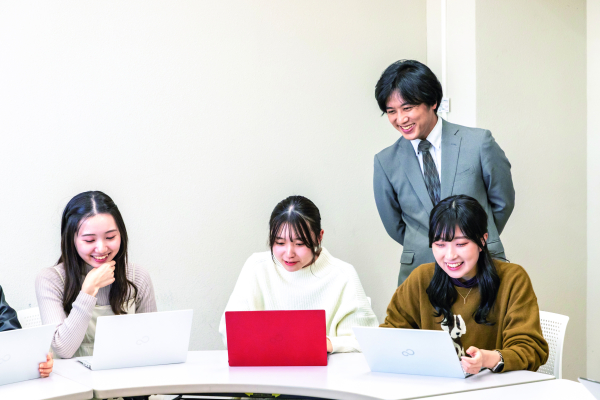 【経営学科】企業経営を理論と実践の両面から学び、現代の企業が直面する問題の解決策を見出す。