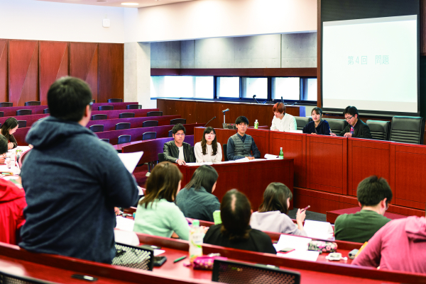 【法律学科】法学・政治学の知識と多様な価値観を吸収し、「リーガルマインド」を身に付ける。