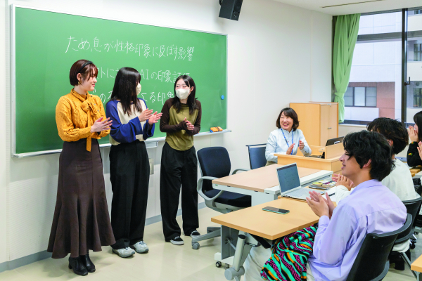 【心理学科】高度な分析スキルやカウンセリング力を駆使し、人の行動と心のメカニズムをひもとく。